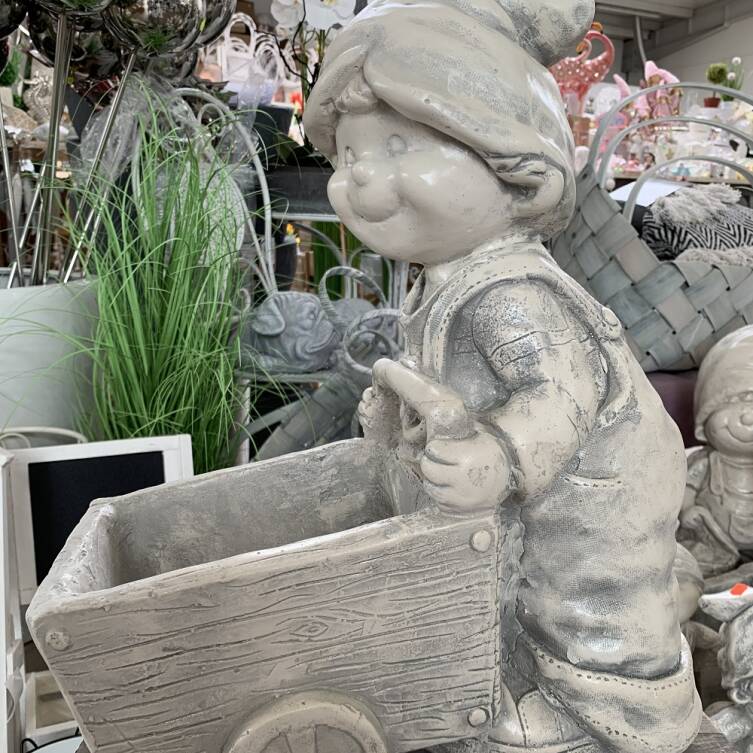 Chłopiec z wózkiem h - 45 cm